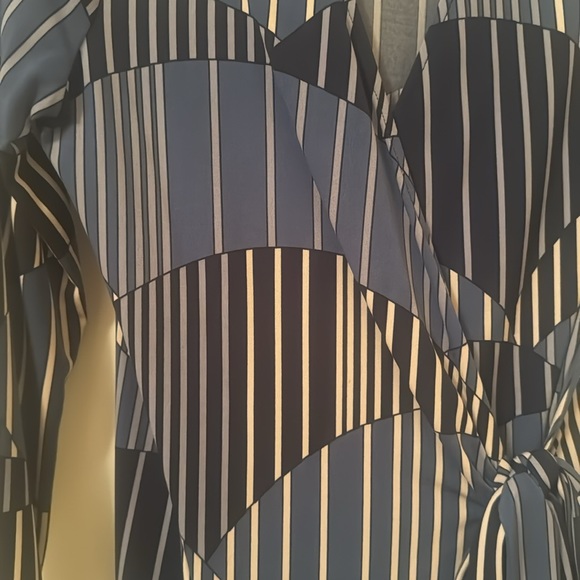 BCBG wrap dress, great condition. Size Large. - Picture 4 of 4